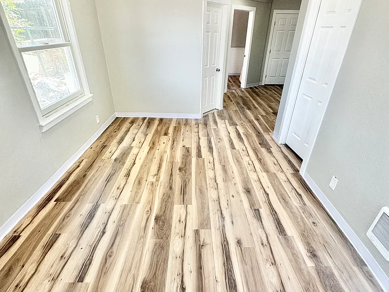 718 W Madison St — Photo 8
