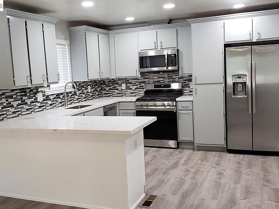 3rd image of 823 W 5th St