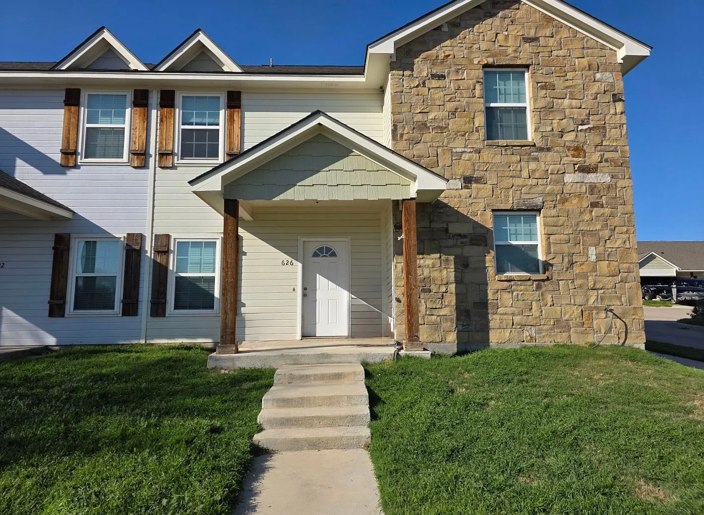 3 bed, 2.5 bath, 1604 sqft, $1,699 — Photo 1