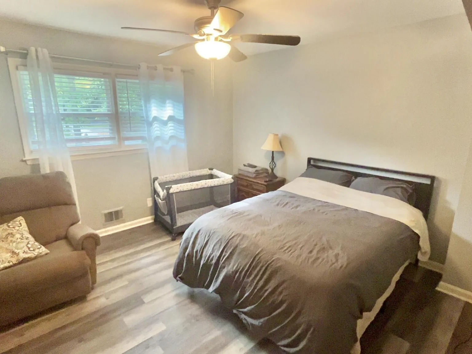 4 bed, 3.0 bath, 2200 sqft, $866 — Photo 1