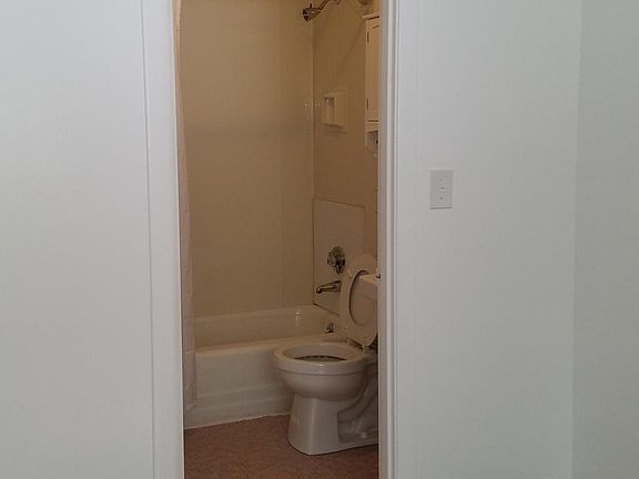 full bath/ shower, toilet, sink, medicine cabinet