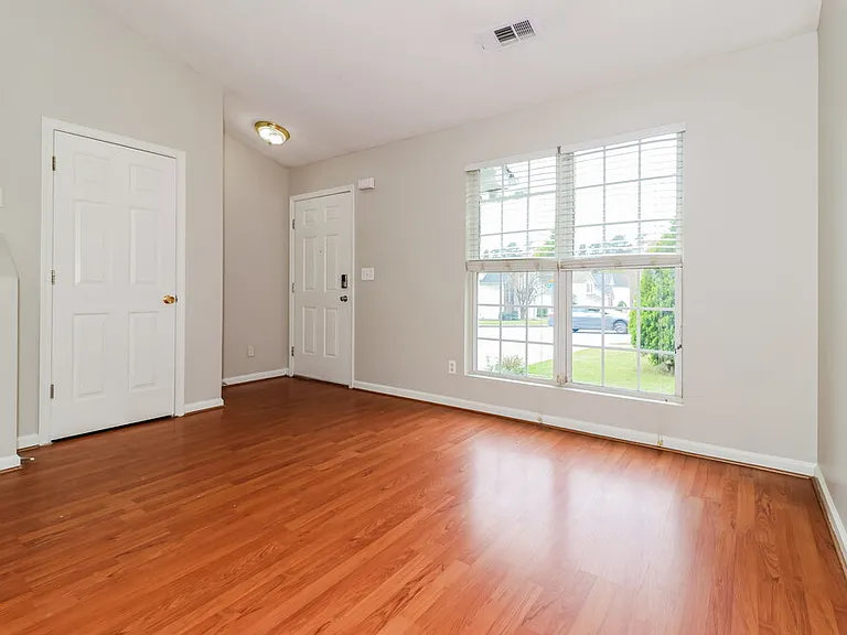 2124 Oakland Spring Dr — Photo 7