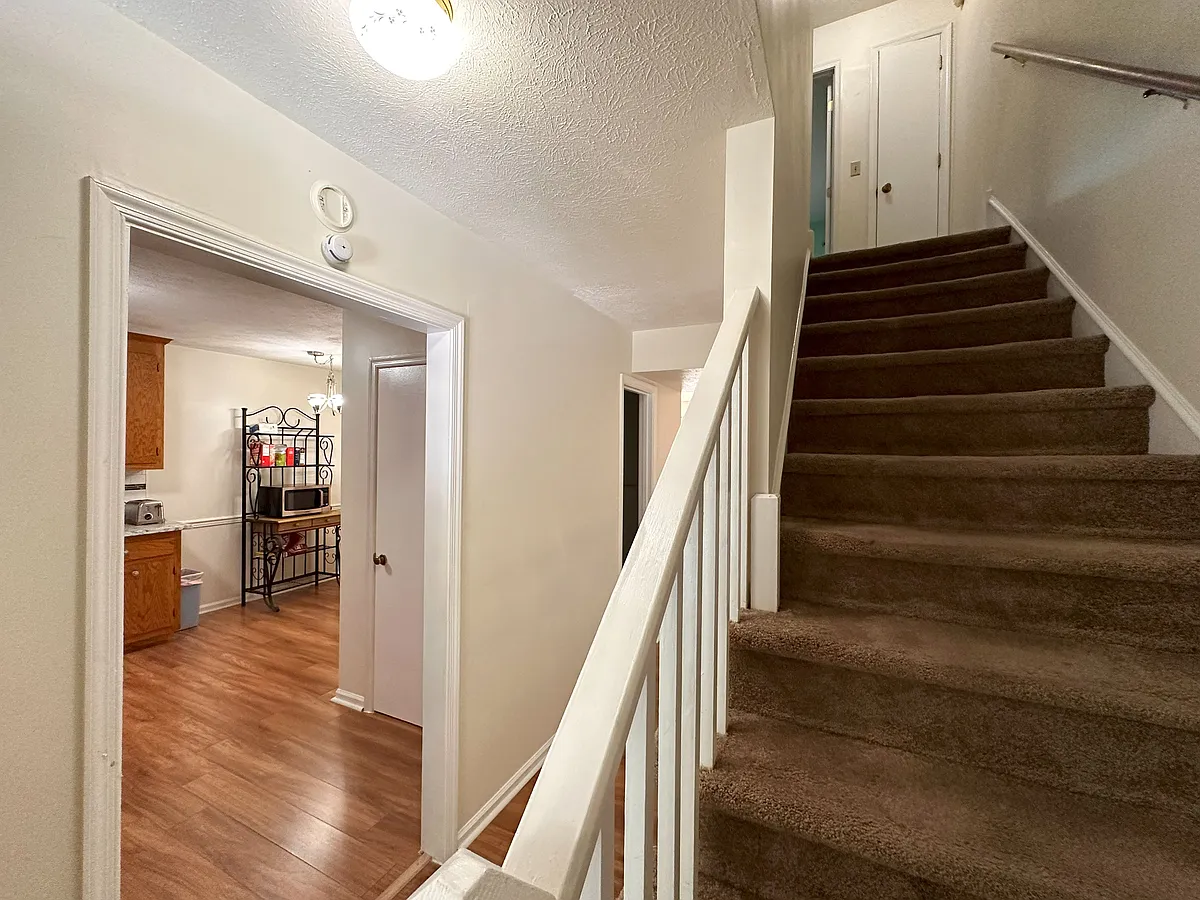 Building Photo - 700 Rife Rd #8L