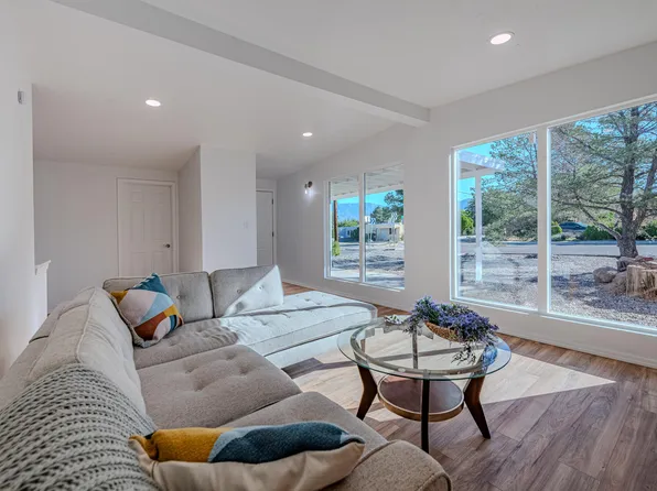 645 Grove St NE, Albuquerque, NM 87108