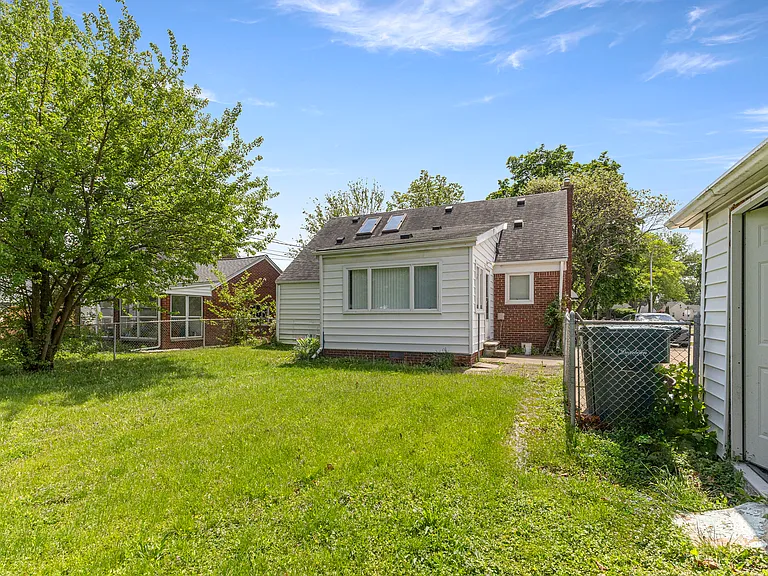 21311 Outer Dr — Photo 29