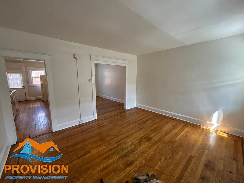 3 bed, 1.0 bath, 1008 sqft, $1,500 — Photo 3