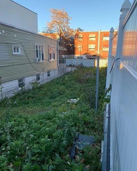 2nd image of 929 E 84th St