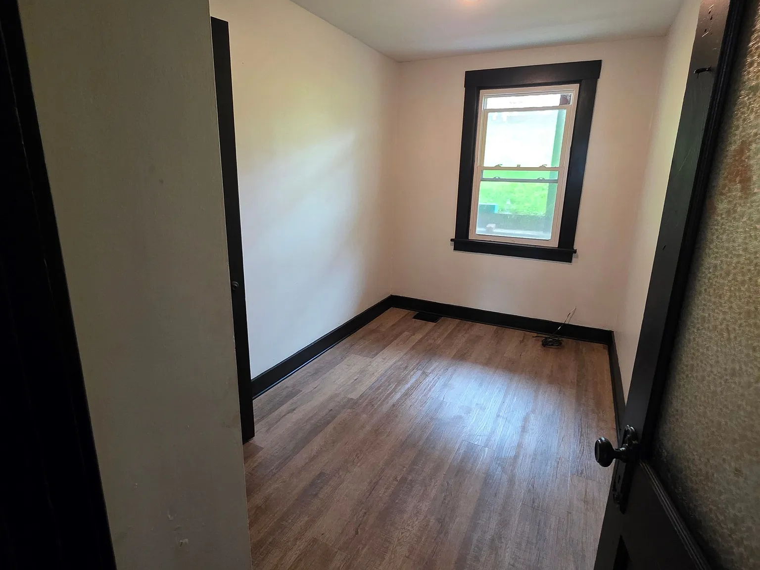 3 bed, 1.0 bath, $1,600 — Photo 3