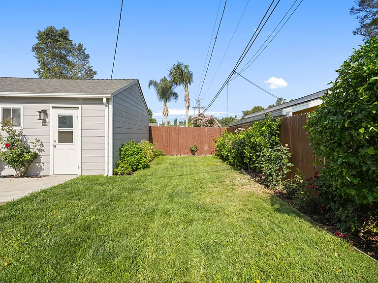 22055 Del Valle St — Photo 39