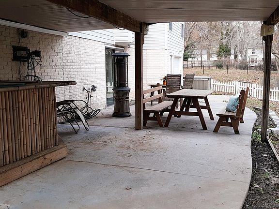 3rd image of 551 Leelyn Dr