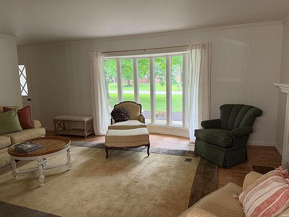 2nd image of 1212 N Bittersweet Ln