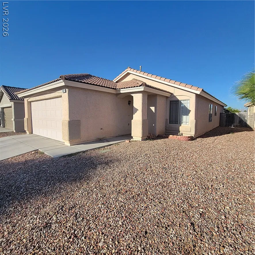 3 bed, 2.0 bath, 1405 sqft, $1,995 — Photo 2