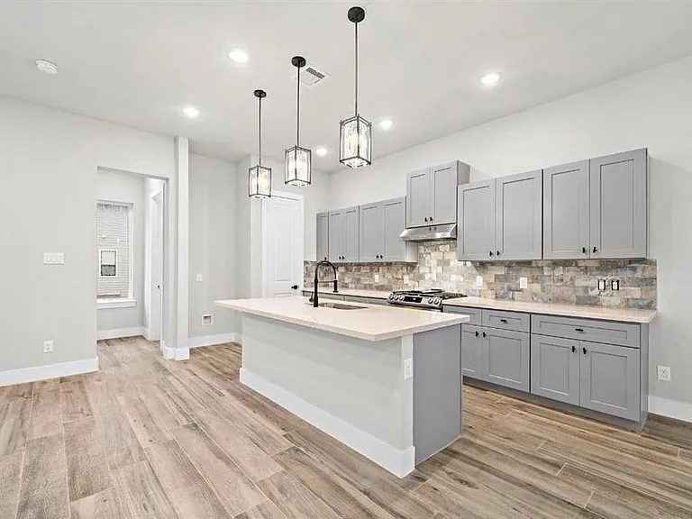 232 W 28th St #A — Photo 12