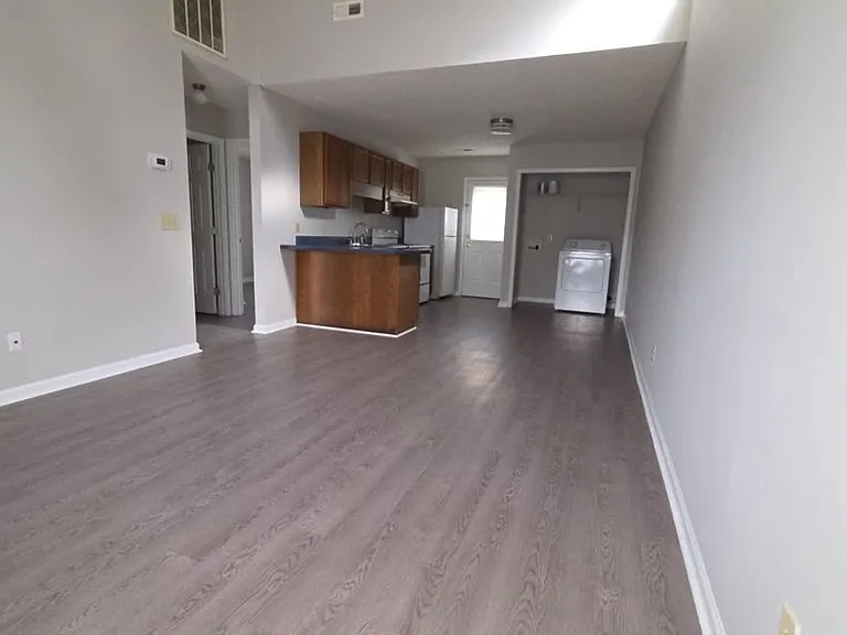 309 E Spruce St — Photo 3