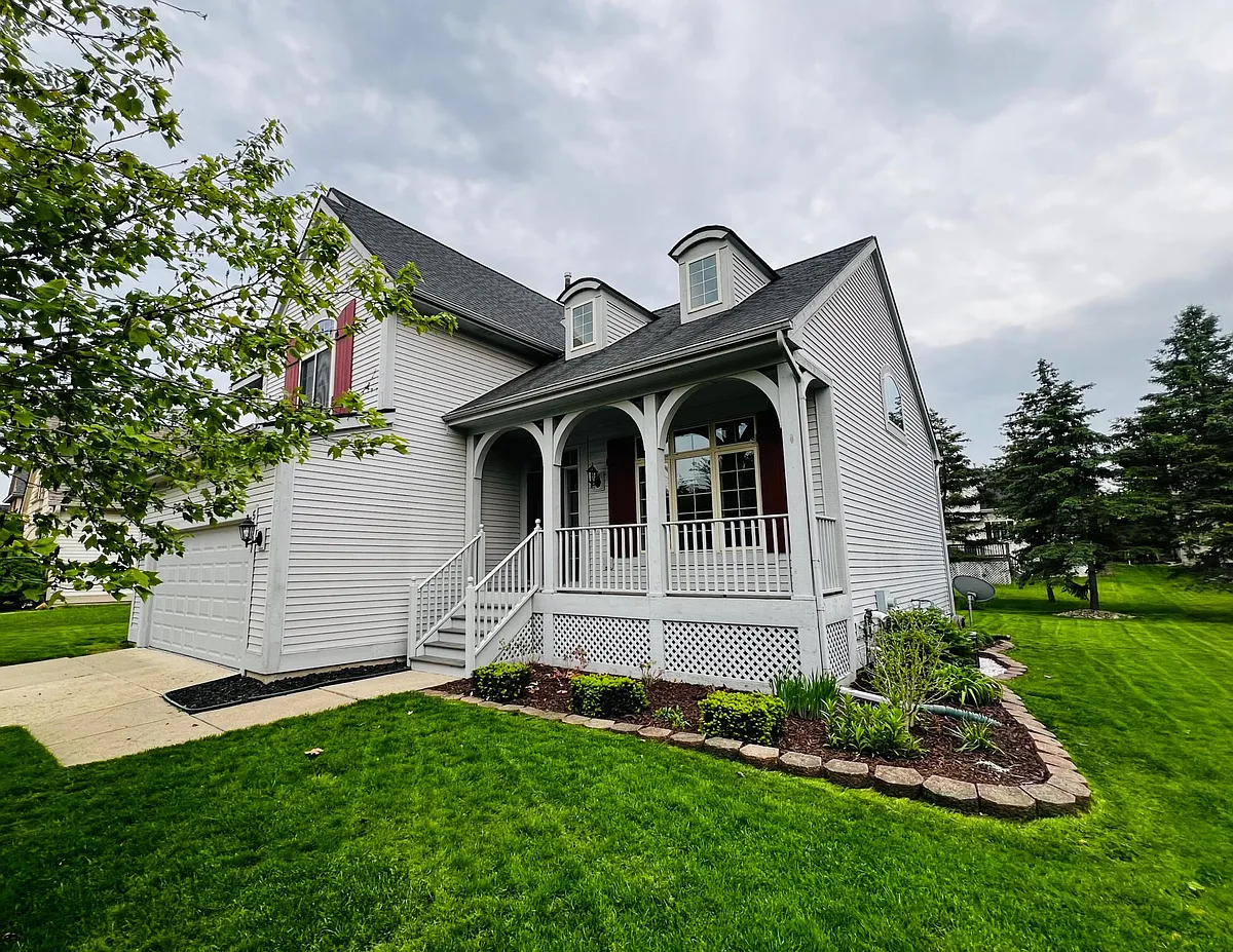 Building Photo - 5867 Versailles Ave