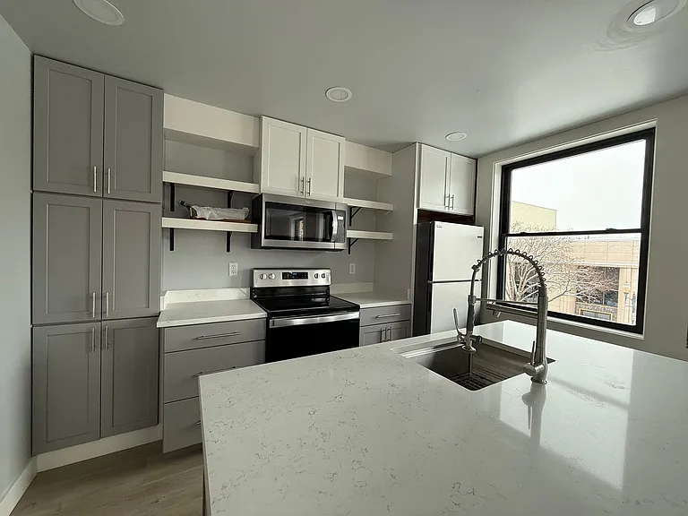 19 SW Dorion Ave — Photo 4