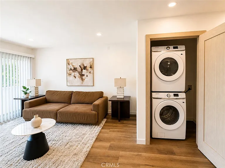 2449 N Beachwood Dr #10 — Photo 5