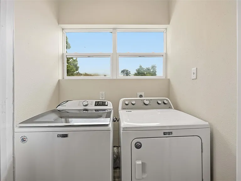 5302 Saxon Dr #1/2 — Photo 23