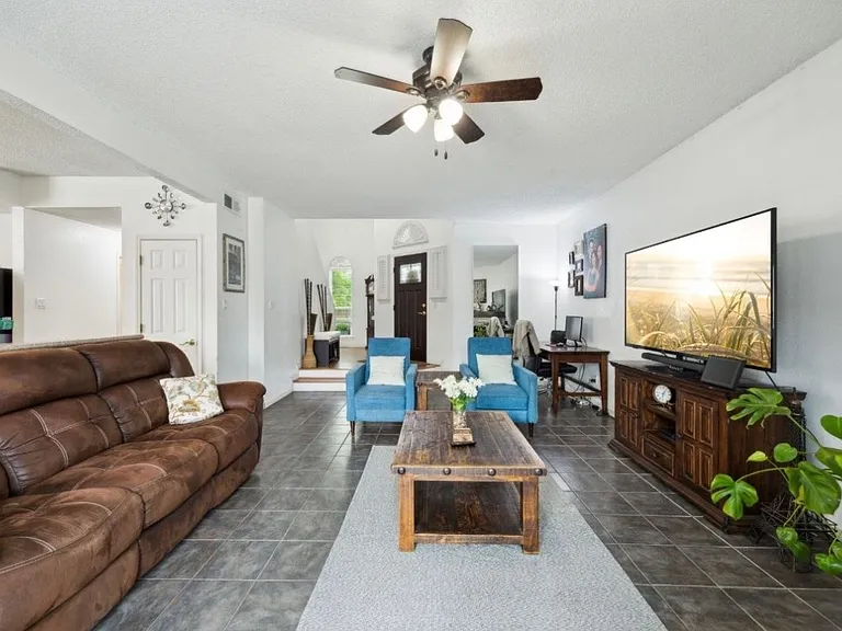 2128 Regency Dr — Photo 15