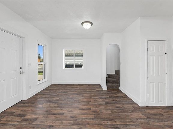3rd image of 1628 E Heroy Ave