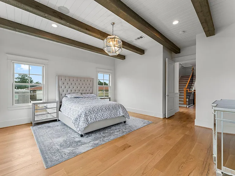 426 Marshall St — Photo 32