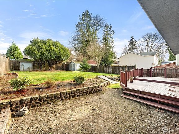 5th image of 2727 Highline Place NE
