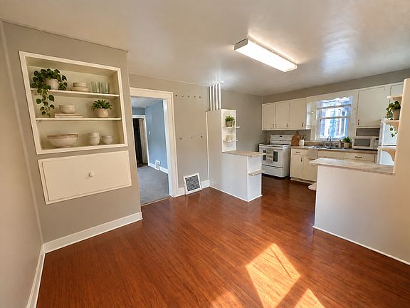 3rd image of 220 6th St