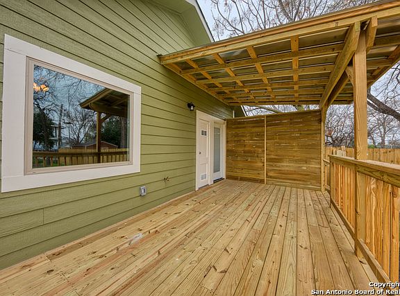 4th image of 1125 Essex St