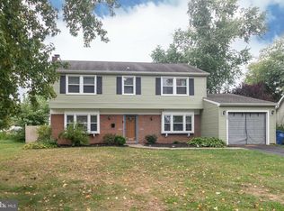 18 Edgewater Ln, Willingboro, NJ 08046