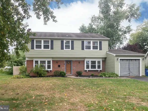 18 Edgewater Ln, Willingboro, NJ 08046