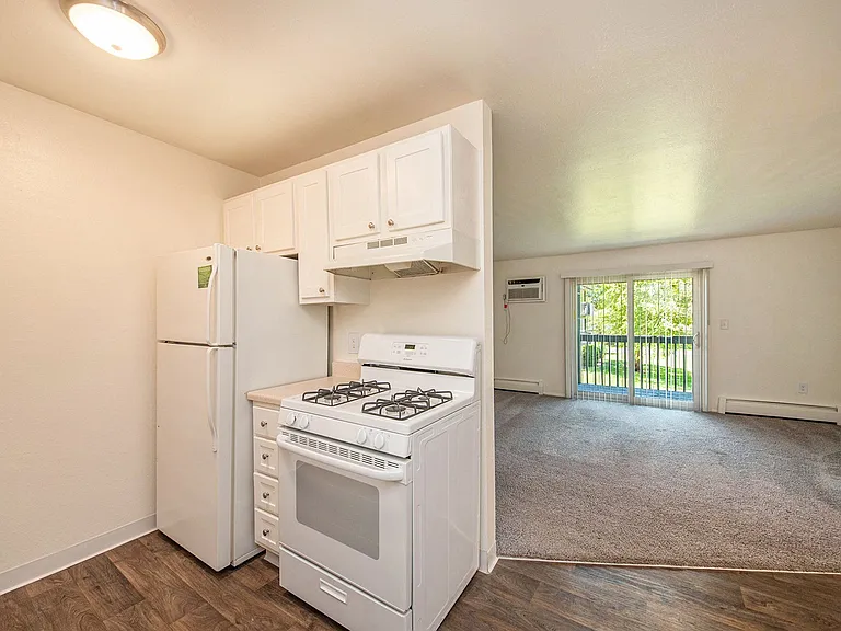 Sunflower Apartments — Photo 25