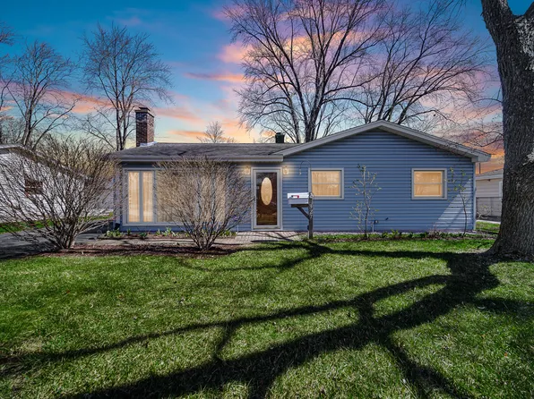 327 N Pershing Ave, Mundelein, IL 60060