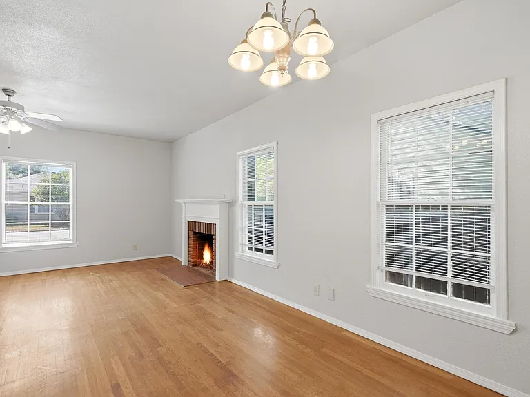 1041 Albany St — Photo 14