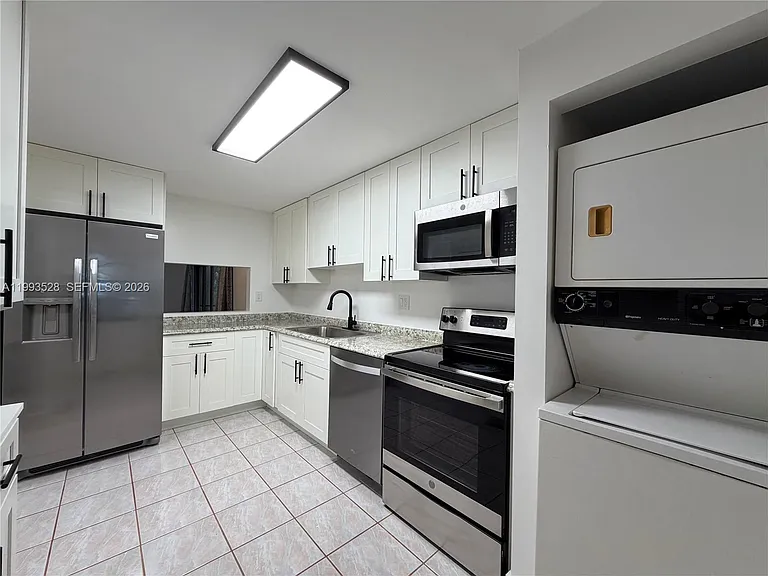 400 Commodore Dr #101 — Photo 8