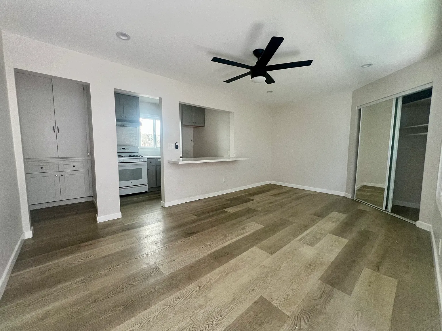5219 E Ocean Blvd — Photo 2