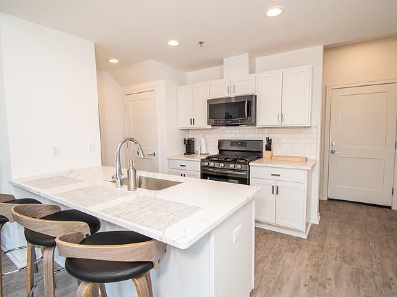 4th image of 626 E 4th St #202