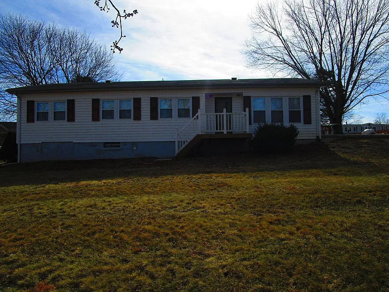 465 Underwood St — Photo 6