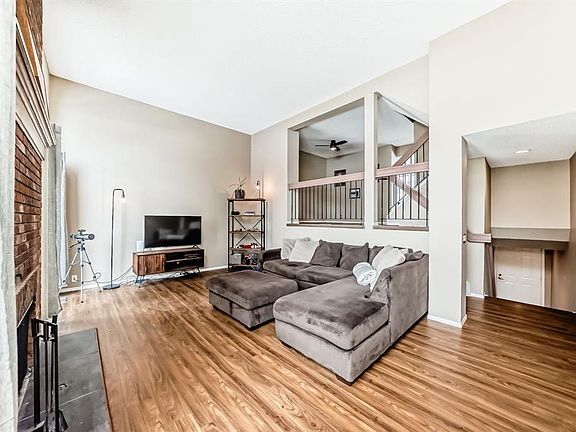 4th image of 407 Point Dr NW