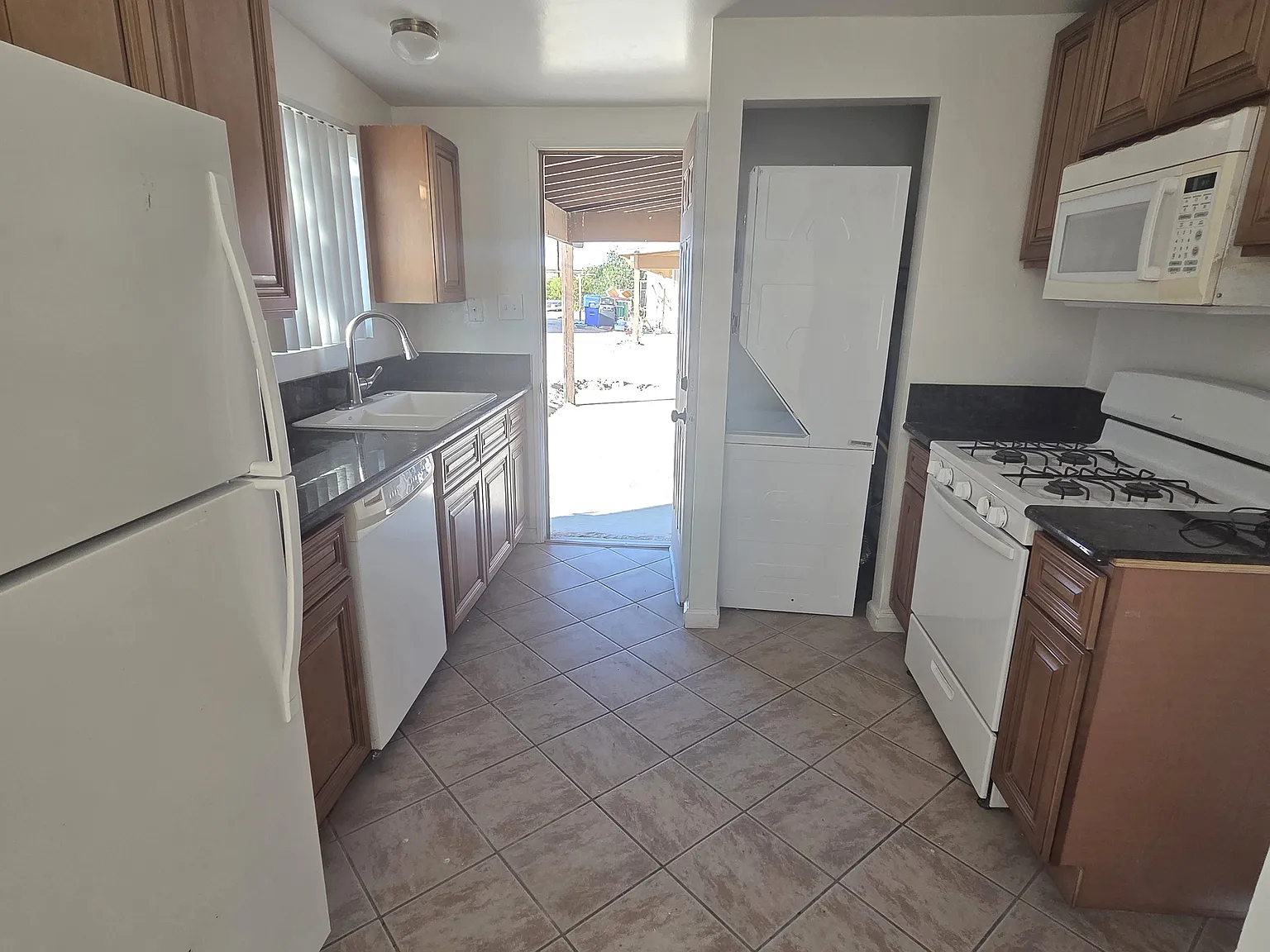 2 bed, 896 sqft, $1,300 — Photo 3