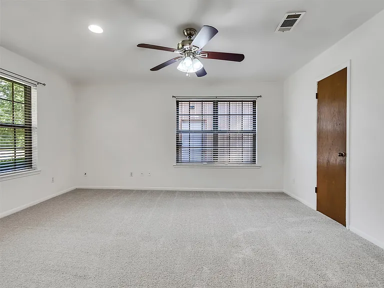 18085 Lake Dr E — Photo 27