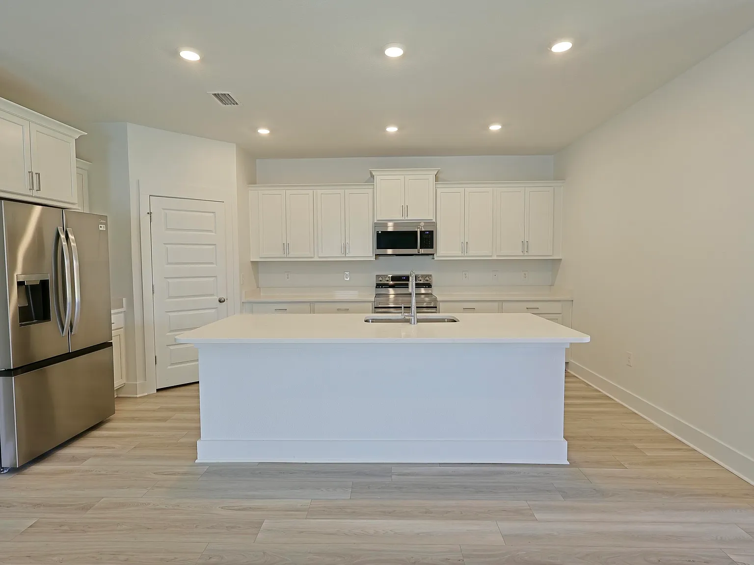 4 bed, 3.0 bath, 1908 sqft, $2,400 — Photo 3