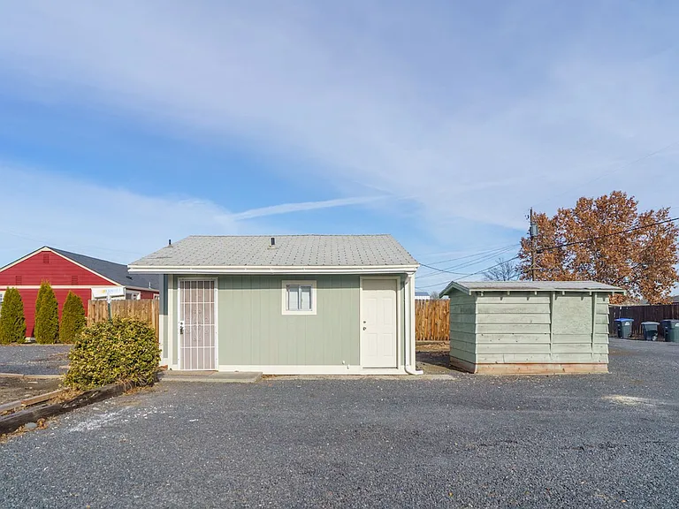 1025 W Columbia Ave — Photo 2