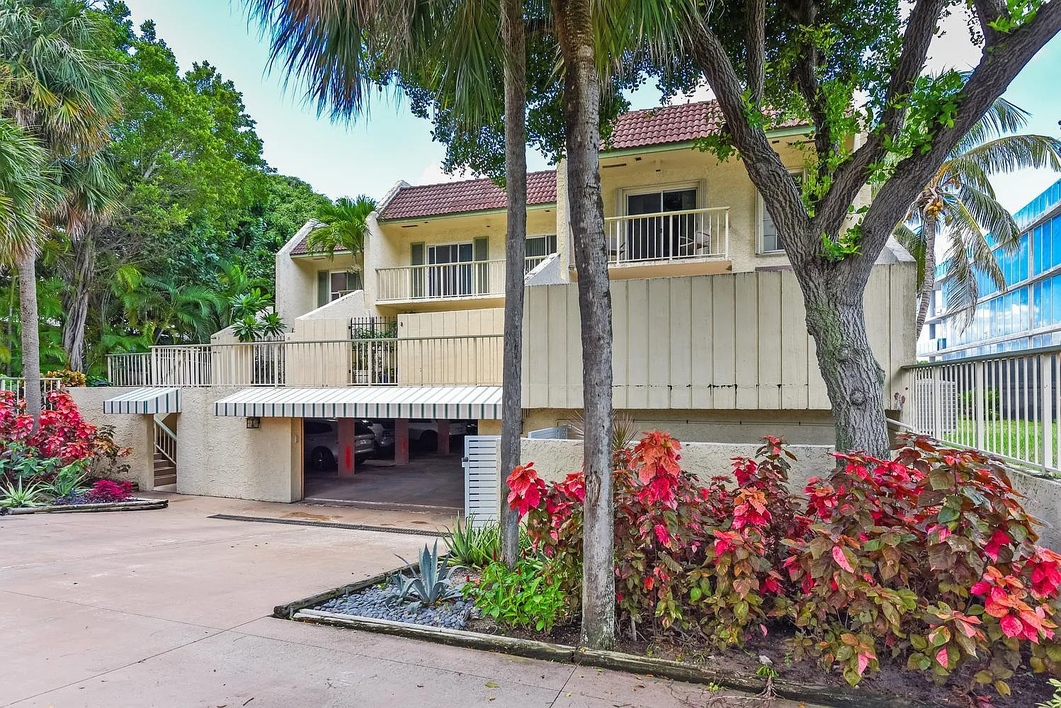 2 bed, 2.5 bath, 2420 sqft, $7,500 — Photo 3