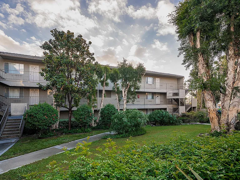 Chateau Spring Gardens Apartments — Photo 37