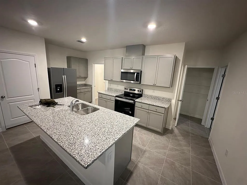 5 bed, 3.0 bath, 2447 sqft, $2,399 — Photo 4