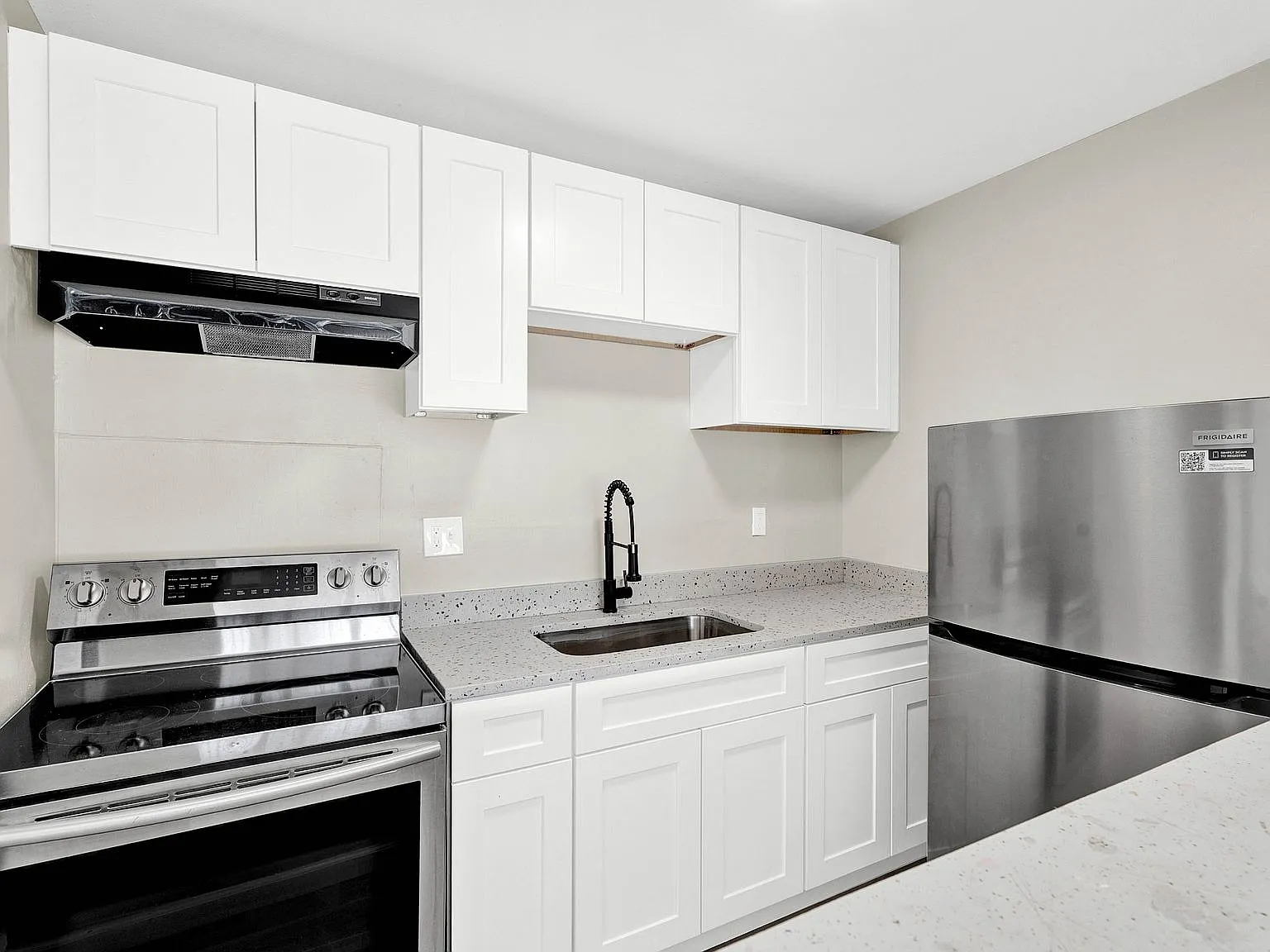 Pierre Manor Apartments — Photo 3