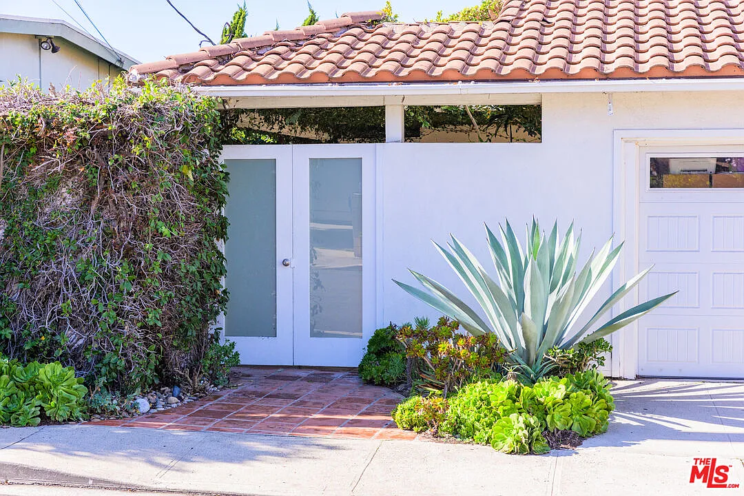 3 bed, 1.5 bath, 1200 sqft, $7,800 — Photo 3