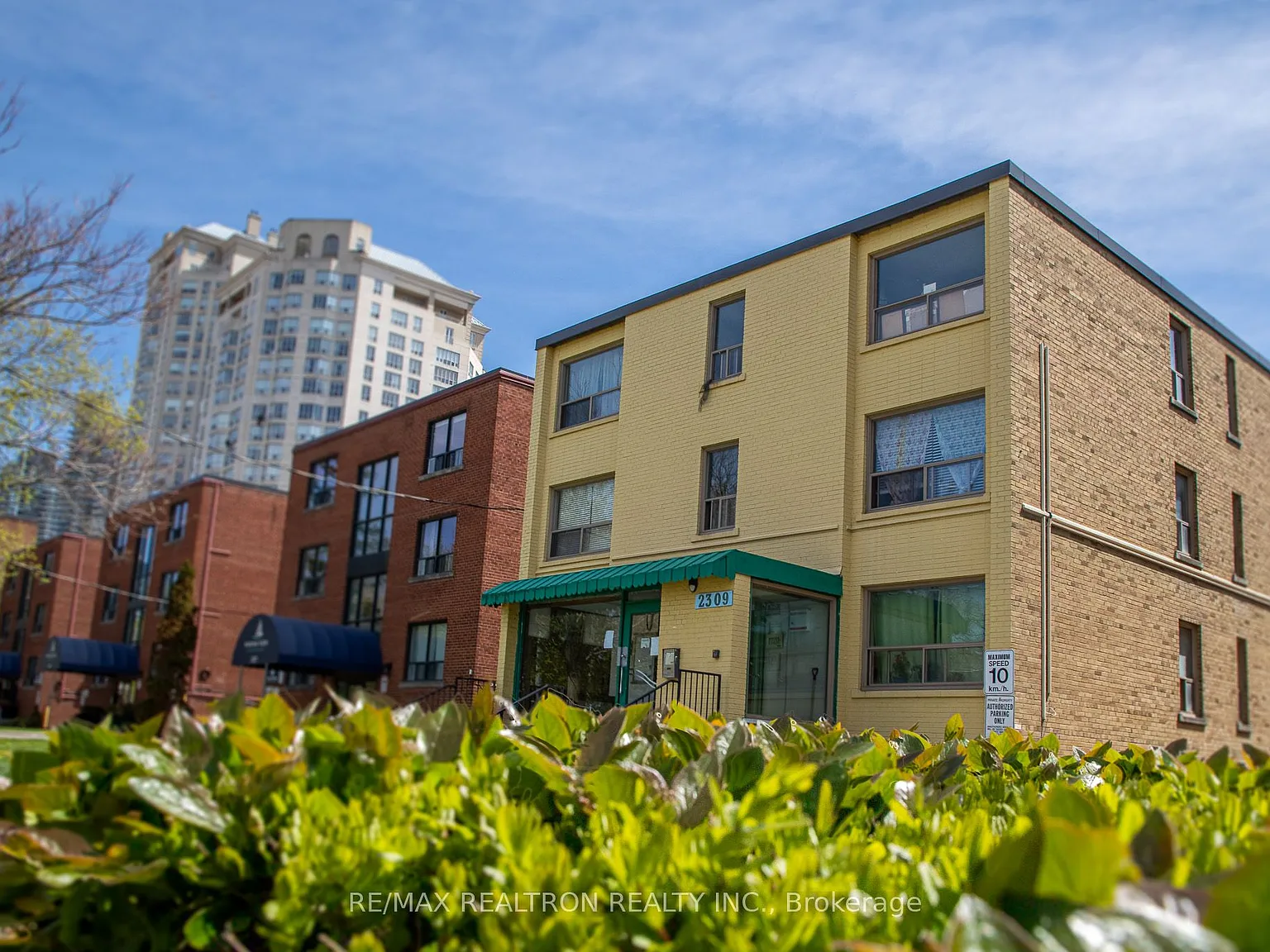 2309 Lake Shore Blvd W — Photo 1