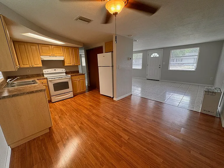 10731 Premier Ave — Photo 5