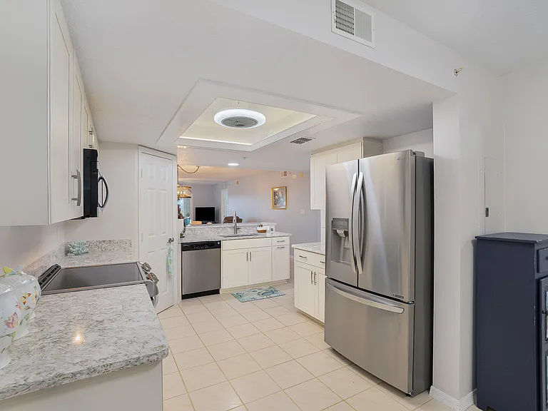 609 Shorewood Dr #203 — Photo 6